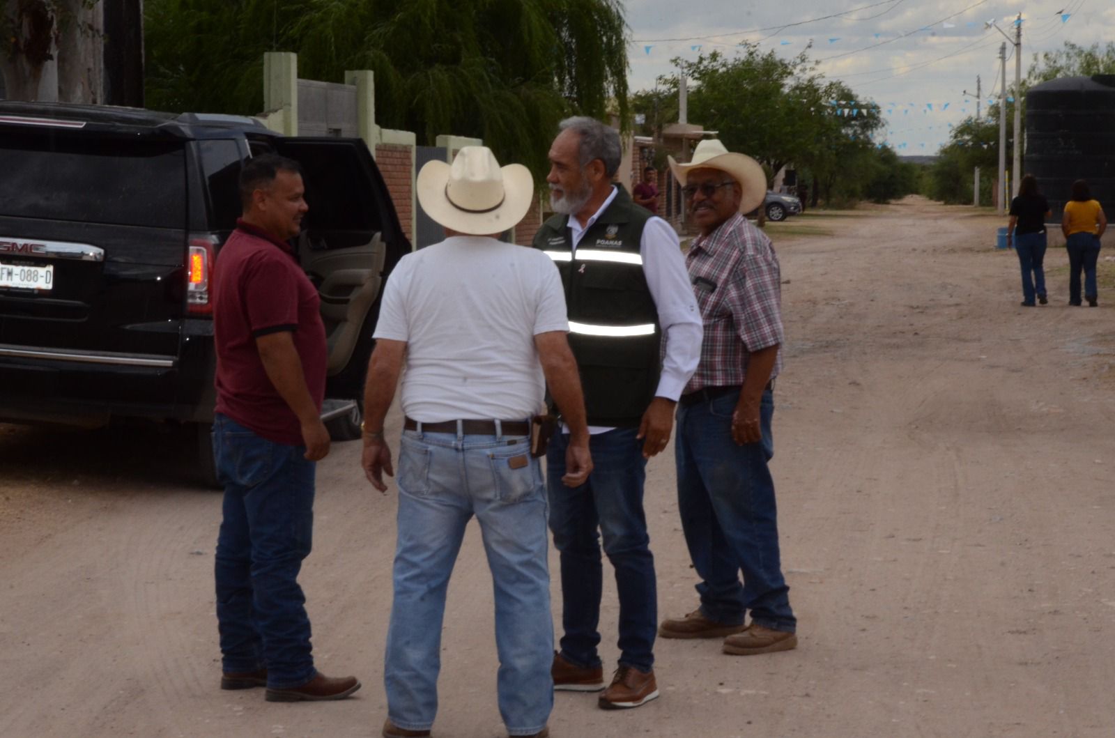 Reacondiciona Armando García camino en la comunidad de San Martín, en Poanas
