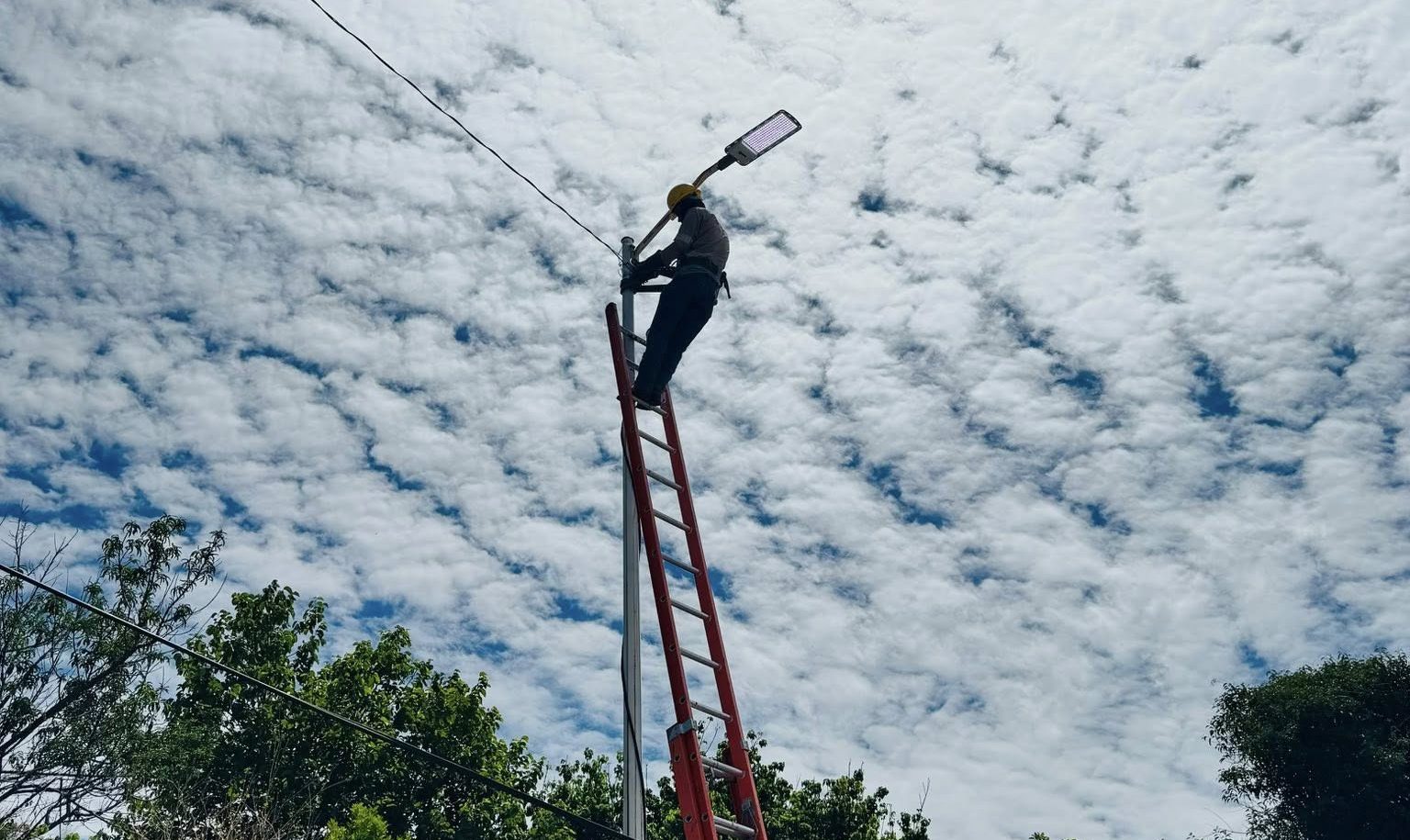 Realiza Daniel Guerrero mantenimiento al alumbrado público en Otáez